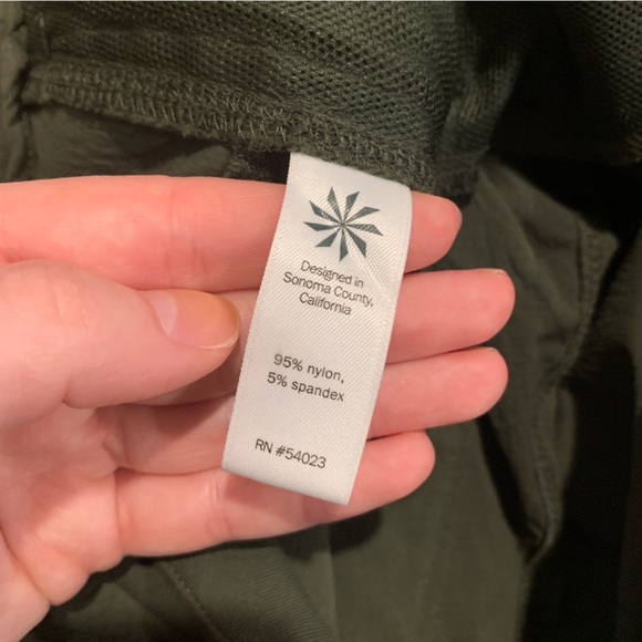 Athleta Green Cargo Shorts Size 8 - Picture 8 of 9